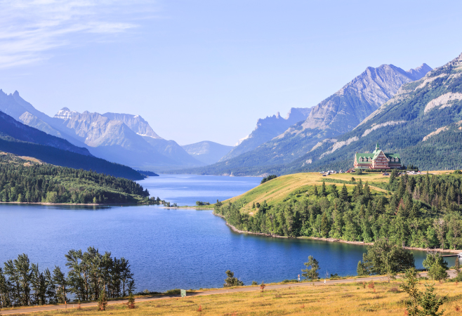 Clear lakes, thundering waterfalls, rainbow-coloured streams, colourful rocks and mountain vistas await hikers and sightseers.