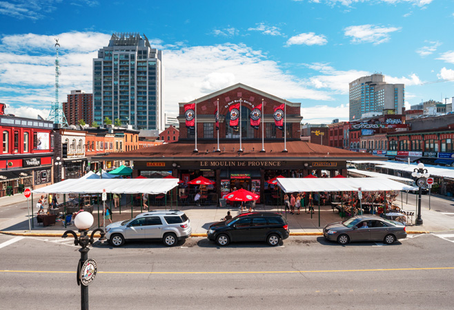 The ByWard Market neighbourhood boasts many boutiques, restaurants, coffee shops, and bars, making it a must-visit destination.