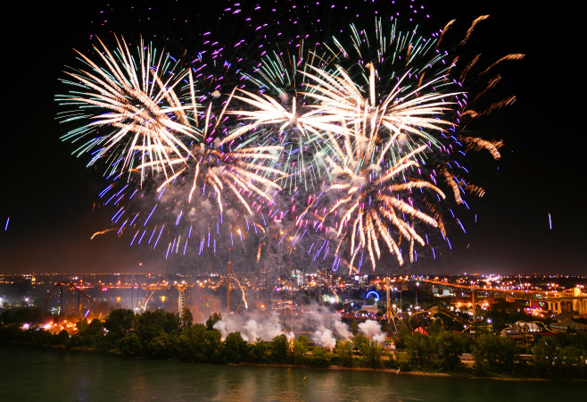 From live band performances to crazy dances to delightful food delicacies, Montreal has it all that one could ask for on New Year's Eve