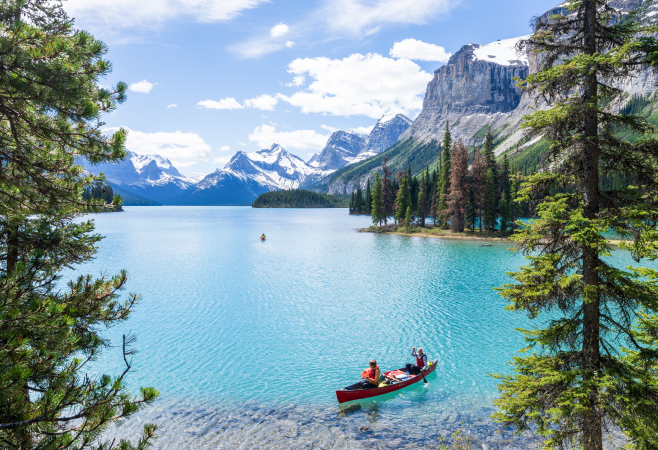 At Maligne Lake, canoes, single kayaks, single kayaks and tandem kayaks are available for hourly rentals or can be booked in person for the entire day.