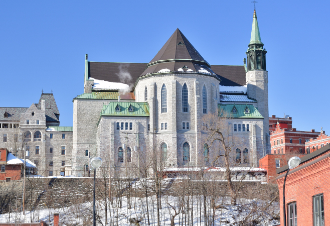 The Saint-Michel Cathedral is one of Sherbrooke’s most iconic landmarks, known for its impressive architecture and spiritual significance.
