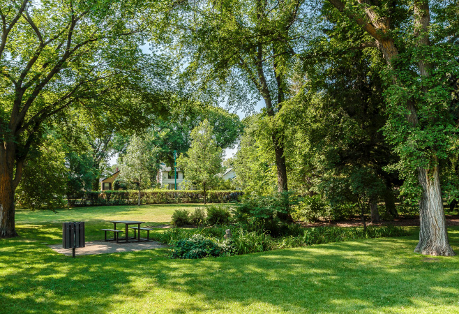 There are picnic areas available where visitors can relax and enjoy meals while surrounded by nature in the park