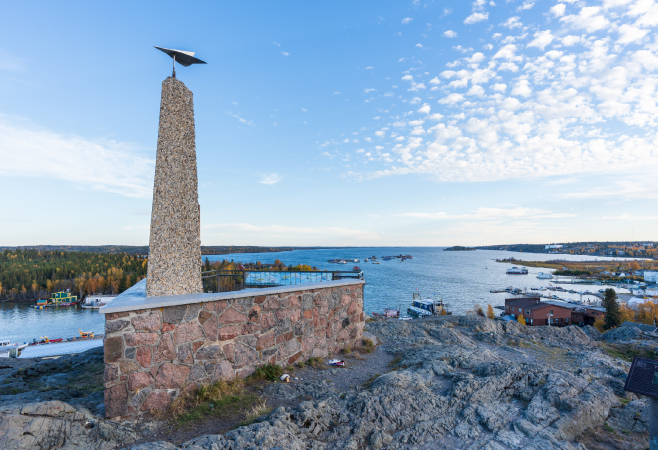 Dedicated to bush pilots that lost their lives during the early days of Yellowknife, Bush Pilot's Monument offers views of Great Slave Lake.