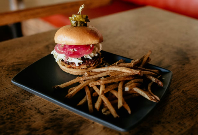 Craft burgers in Edmonton have become a citywide favourite, offering gourmet flavours, high-quality ingredients, and creative combinations that go far beyond the classic beef patty