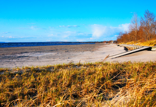 Wasaga Beach Provincial Park offers 14 km of sandy shore accessible from seven different beach areas. Wasaga Beach Provincial Park offers 14 km of sandy shore accessible from seven different beach areas.
