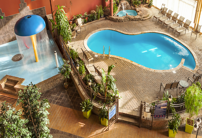 Hôtel Ambassadeur Québec is on the Saint-Laurent river shore, near Old Quebec, with 145 rooms, an indoor garden, pool, spa, and free parking