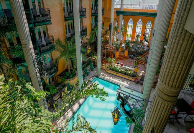 With its contemporary Victorian-inspired architecture and refined yet charming decor, Hôtel Plaza Québec is a true gem in Québec City’s new business and shopping district
