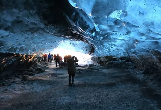 Impressive glacial formations and ice caves incredible, you will be amazed.