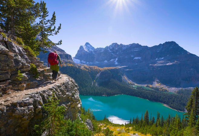 One of the premier hikes in Yoho National Park features grand views of glacier-clad peaks, rugged alpine landscapes, and dramatic waterfalls.