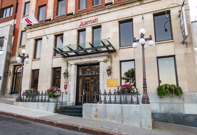 Québec City Marriott Downtown offers business travellers and vacationers an elegant, sophisticated spot from which to explore the Old Québec Québec City Marriott Downtown offers business travellers and vacationers an elegant, sophisticated spot from which to explore the Old Québec