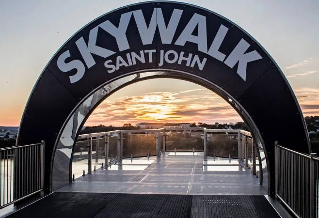 The skywalk location includes a theatre, gift shop, restaurant, and Visitor Information Centre The skywalk location includes a theatre, gift shop, restaurant, and Visitor Information Centre