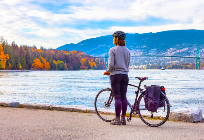 Encircling the whole of Stanley Park, it offers spectacular waterfront, mountain-fringed vistas on one side and dense forest canopy on the other.