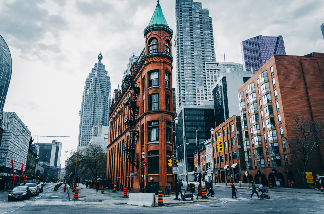 Toronto is famous for a wide variety of things, from iconic landmarks to its delicious food and successful sports teams. If you’re stuck on best vacation spots in Eastern Canada, Toronto is exceptionally beautiful.